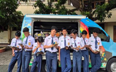 Menjemput Literasi: Perpustakaan Keliling dari Dinas Perpustakaan dan Kearsipan Kota Surakarta Hadir di SMP Negeri 1 Kota Surakarta